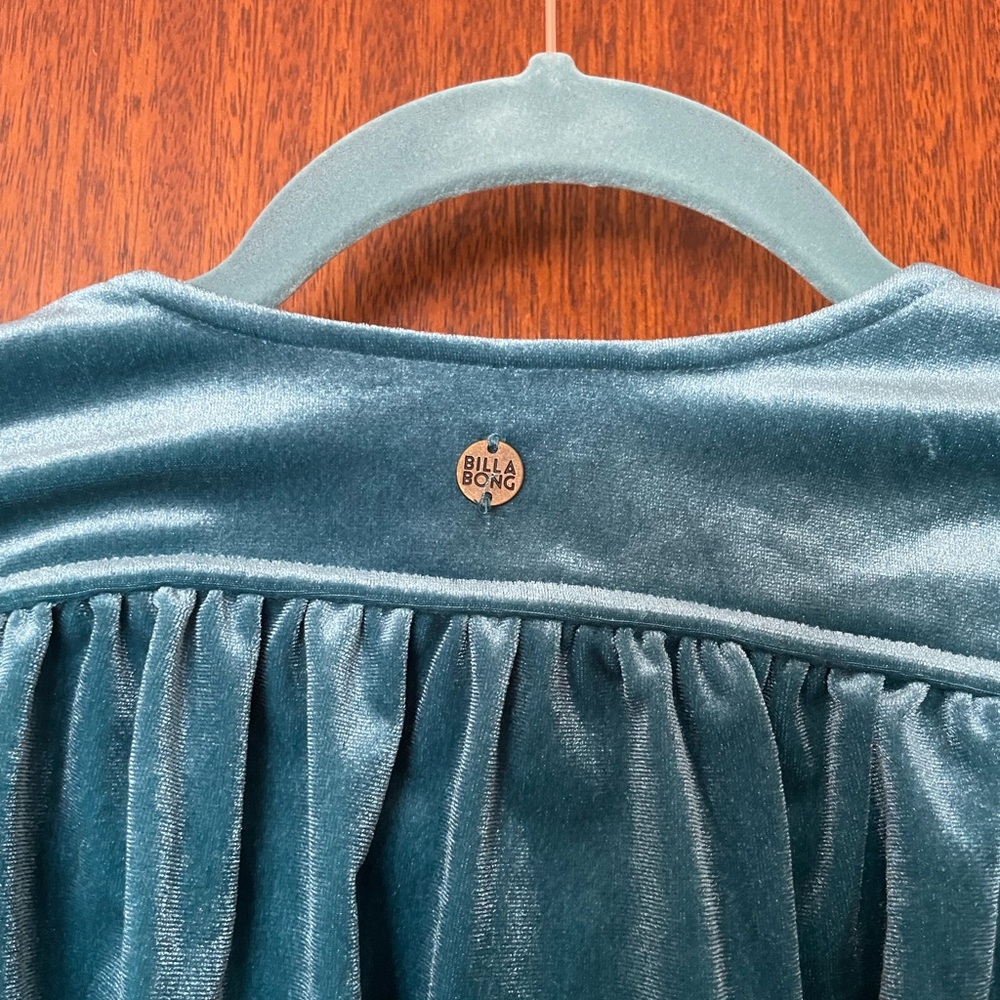 MOVING SALE! Amazing blue velvet Billabong wrap dress. Never worn! Size L - Picture 7 of 9